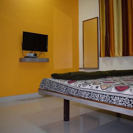 Vrundavan Hotel And Lodging Akalkot エクステリア 写真